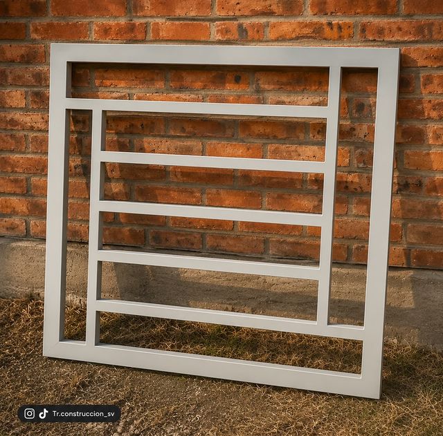 Balcón blanco horizontal — Líneas horizontales sobre marco blanco