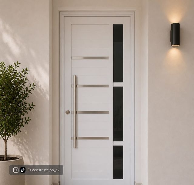 Blanca con vitral vertical — Franjas cortas de inox y un vitral vertical oscuro