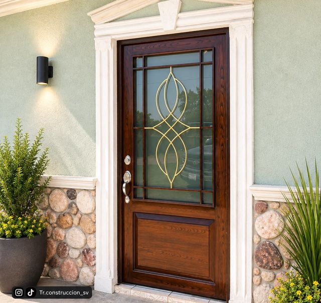 Madera con vitral ovalado — Vitral ovalado con forja fina sobre hoja de madera