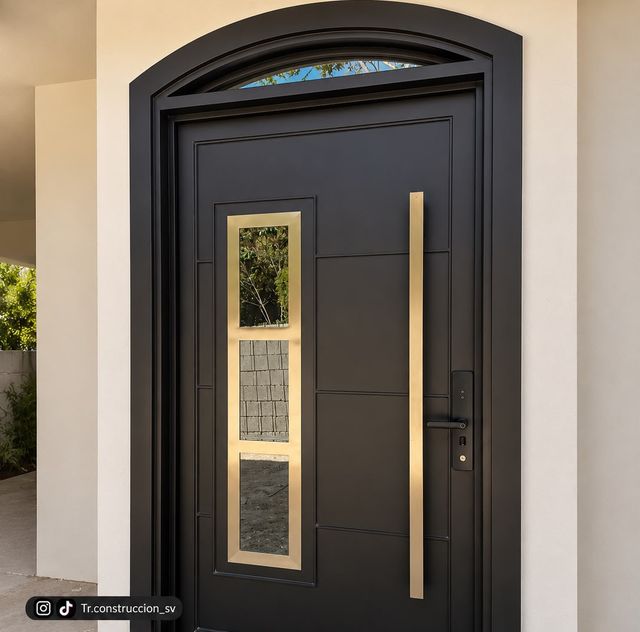 Negra con arco — Remate curvo y vitral vertical enmarcado