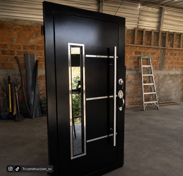 Negra de vitral amplio — Vitral vertical grande que gana luz sin perder seguridad