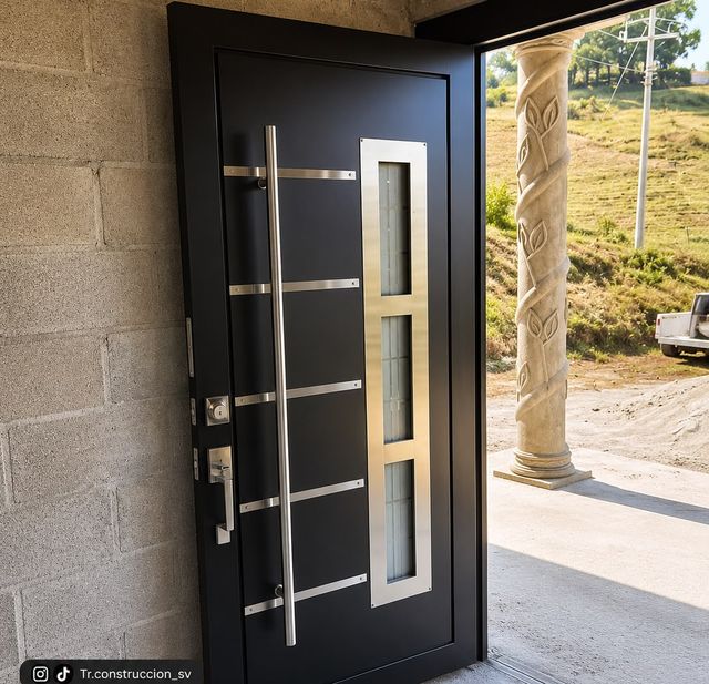 Negra con vitral y franjas — Combina vitral vertical con franjas cortas de inox