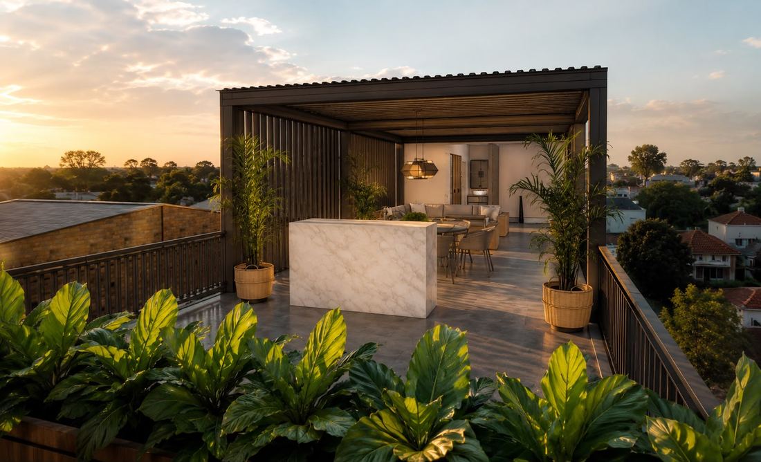 Terraza en la azotea. Pérgola, plantas y vista al atardecer.