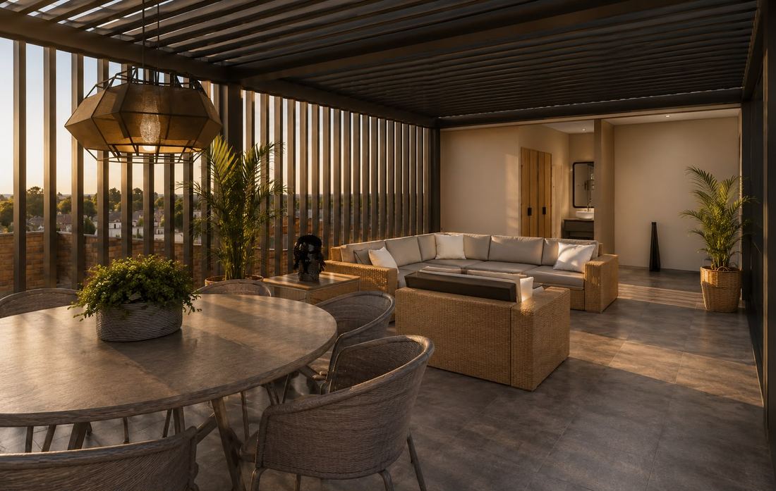 Terraza con comedor. Techo de listones de madera y vista abierta.