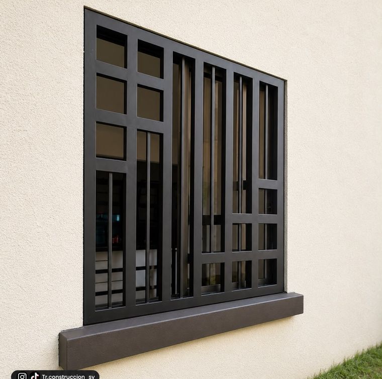 Balcón metálico moderno con retícula de cuadros en acero negro mate