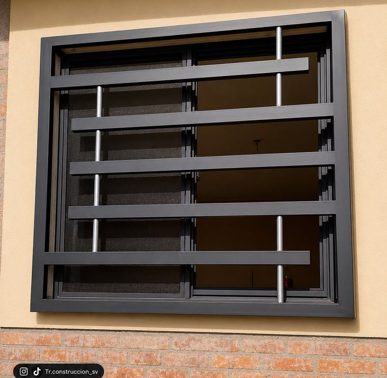 Balcón metálico moderno con platinas horizontales y tubos verticales de acero