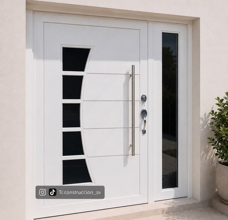 Puerta metálica blanca con vidrios recortados en curva y líneas horizontales, junto a panel lateral fijo