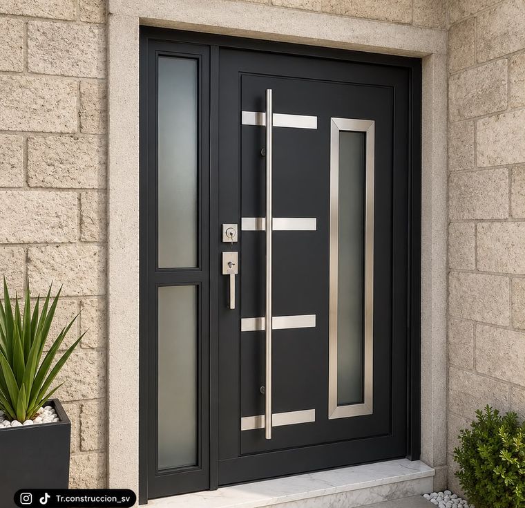 Puerta metálica negra con vitral vertical enmarcado en acero inoxidable y panel lateral de vidrio esmerilado